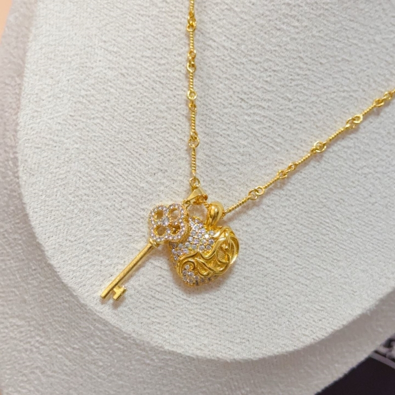 Ch*0me He**ts necklaces